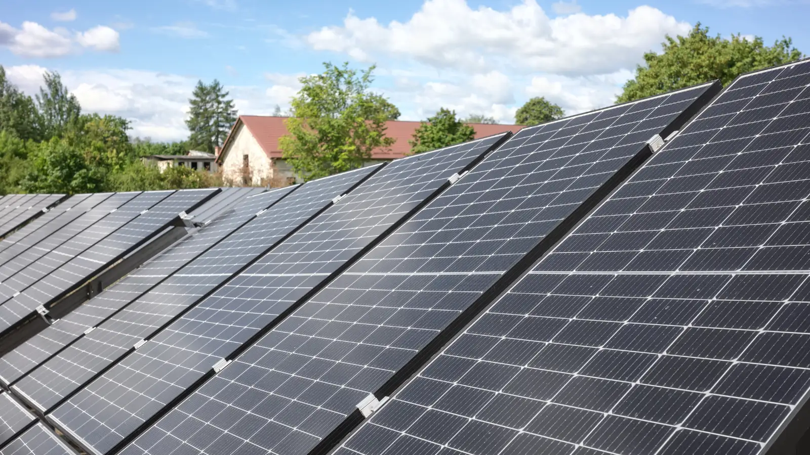 Photovoltaik-Anlage auf einem Dach in der Steiermark