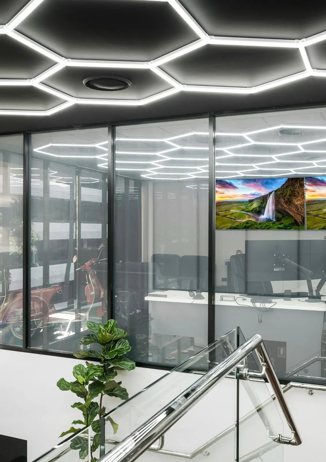 Streifenfrei gereinigte Glasflächen in einem modernen Büro in Graz