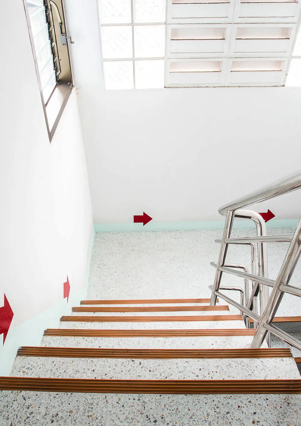 Gepflegtes, gereinigtes Stiegenhaus mit Terrazzo-Stufen und Edelstahlgeländer